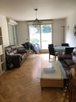 BEL ET SPACIEUX APPARTEMENT AVEC TERRASSES ET JARDINS EN RDC / COUR PROCHE RER B ET TRAM BANLIEUE PARIS SUD